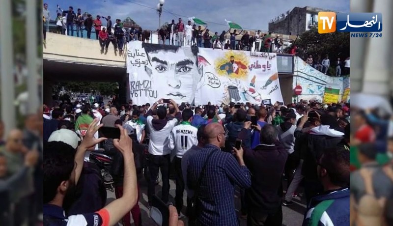 الحراك الشعبي: الجمعة العاشرة.. المحتجون يصنعون الحدث بلافتات ذات رسائل قوية