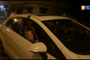 شاب سكيكدي يصطحب طفلا إفرقيا بسيارة في زفاف