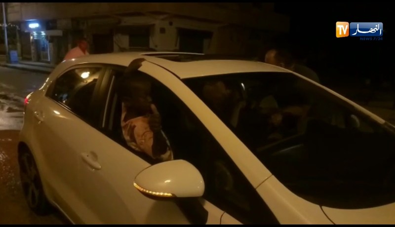 شاب سكيكدي يصطحب طفلا إفرقيا بسيارة في زفاف