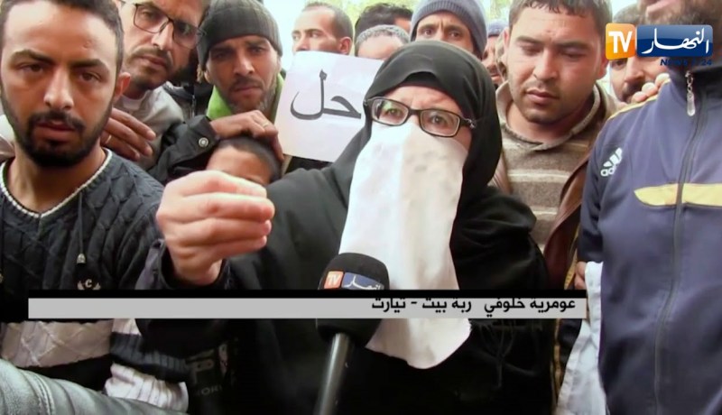 تيارت: عشرات المواطنين يحتجون ويطالبون بالإفراج عن قائمة 1200 سكن بفرندة