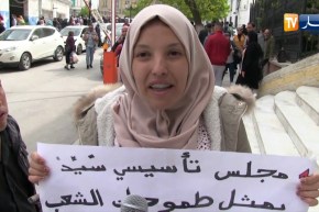 قسنطينة: طلبة و أساتذة جامعيون يخرجون في مسيرة سلمية دعما للحراك الشعبي