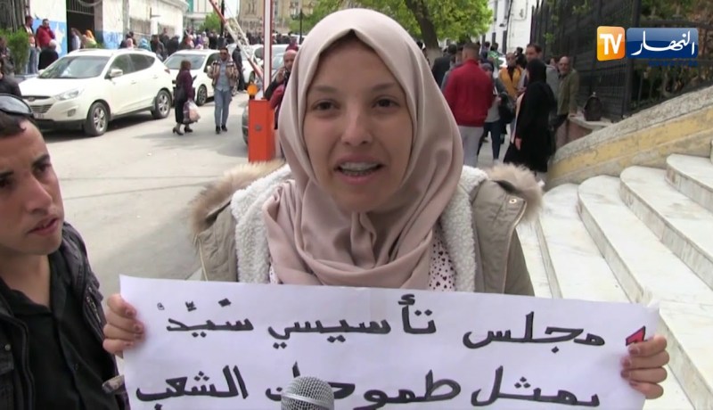 قسنطينة: طلبة و أساتذة جامعيون يخرجون في مسيرة سلمية دعما للحراك الشعبي