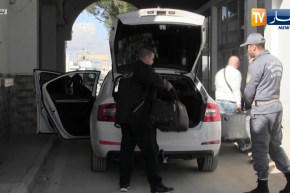 السلطات الجزائرية تستلم عبر المعبر الحدودي بوشبكة 16 حراقا كانوا محتجزين بليبيا