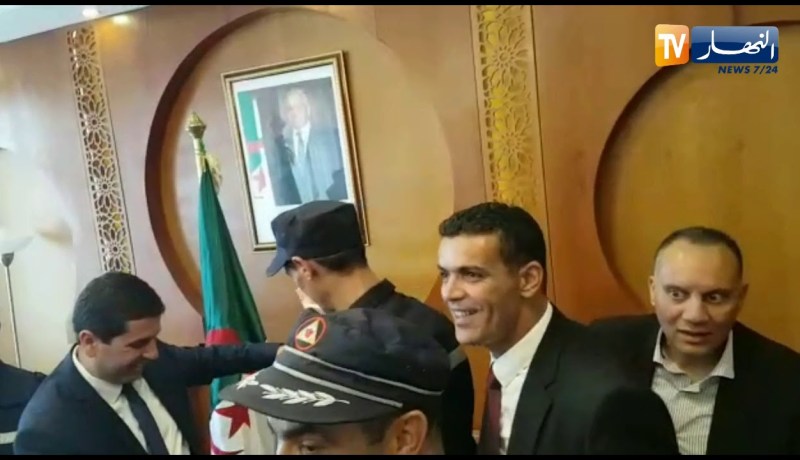 شاهد لحظة ترقية وتكريم عون الحماية المدنية البطل سحنون عبد القادر من طرف والي وهران