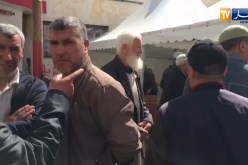 من أمام منزل المرحوم”عباسي المدني” ..حشد من المعزين في إنتظار وصول جثمانه