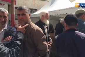 من أمام منزل المرحوم”عباسي المدني” ..حشد من المعزين في إنتظار وصول جثمانه