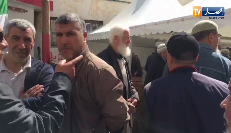 من أمام منزل المرحوم”عباسي المدني” ..حشد من المعزين في إنتظار وصول جثمانه