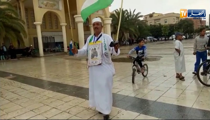 غليزان/ مواطن يتظاهر بالعلم الفلسطيني والجزائري بشعار “الجيش الشعب..خاوة خاوة”