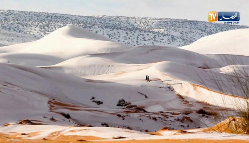 عين الصفراء.. صور الكثبان الرملية المغطاة بالثلوج تجول العالم