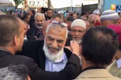 شاهد لحظة وصول “أحمد زاوي ” لتقديم واجب العزاء في وفاة الراحل عباسي مدني