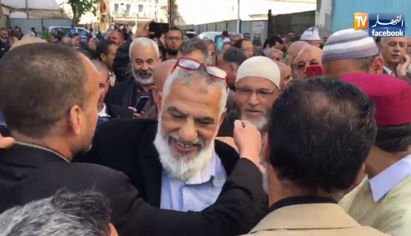شاهد لحظة وصول “أحمد زاوي ” لتقديم واجب العزاء في وفاة الراحل عباسي مدني
