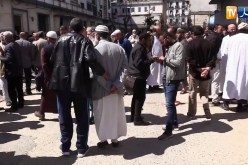 حشد كبير من المعزين في إنتظار وصول جثمان المرحوم الشيخ “عباسي المدني”