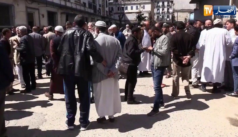 حشد كبير من المعزين في إنتظار وصول جثمان المرحوم الشيخ “عباسي المدني”