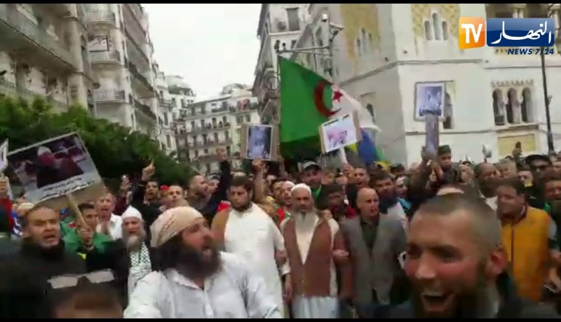 شاهد .. لحظة إلتحاق أنصار “الفيس” بالبريد المركزي لمساندة الحراك !!