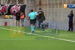 شاهد الحكم الرابع يتسبب في تأخير إنطلاق مباراة إتحاد العاصمة و إتحاد بلعباس