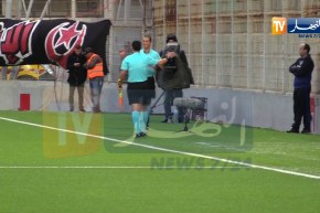 شاهد الحكم الرابع يتسبب في تأخير إنطلاق مباراة إتحاد العاصمة و إتحاد بلعباس