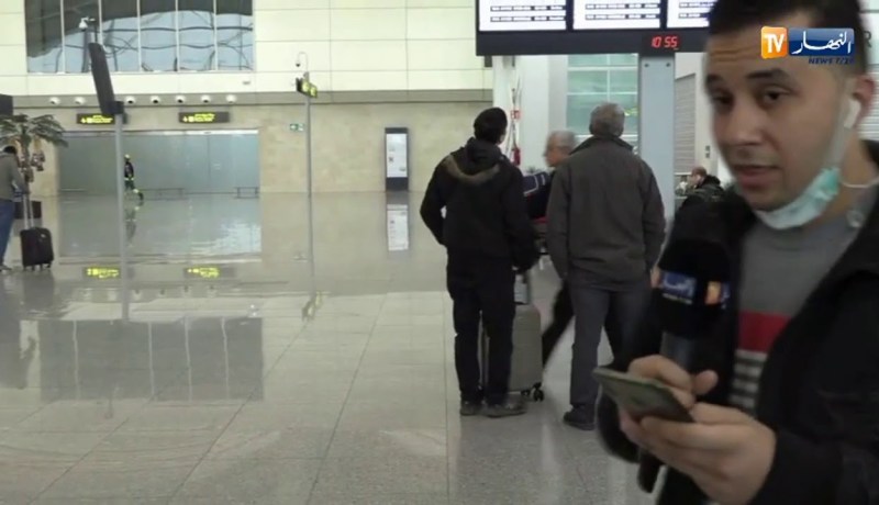 موفد النهار إلى مطار الجزائر: “توافد كبير للمواطنين للإستفسار عن مصير رحلاتهم”