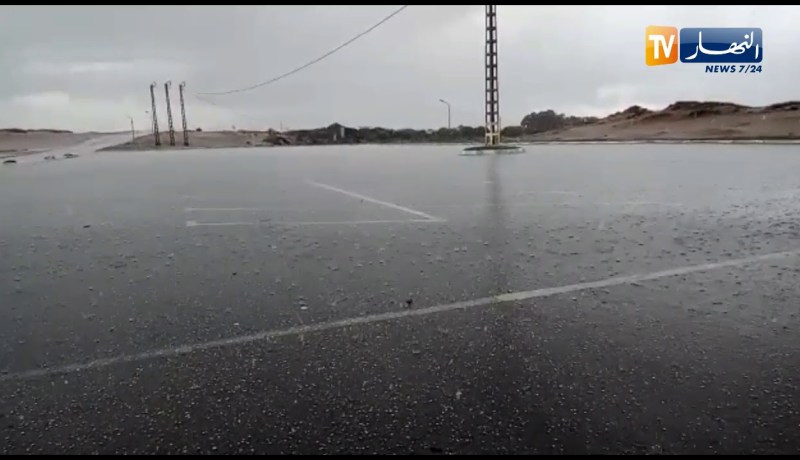 أمطار غزيرة وحبات البرد تتساقط بالطارف