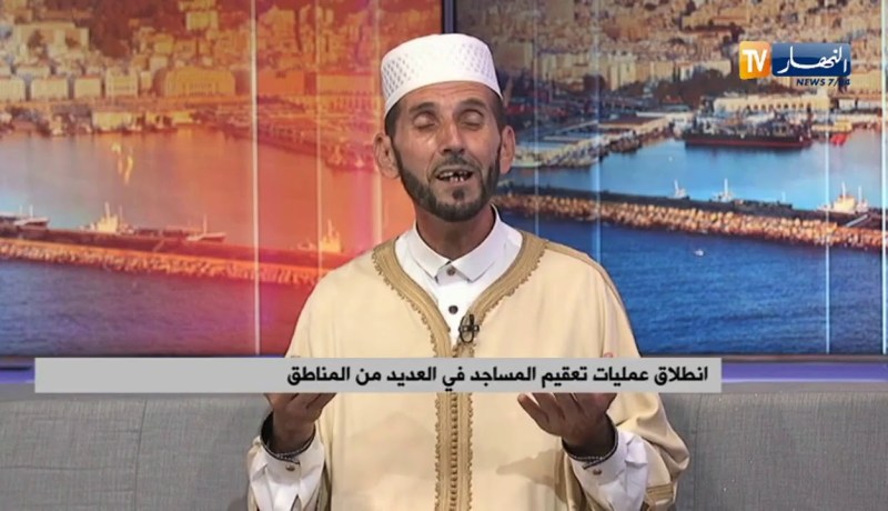 أئمة ومتطوعون على قدم وساق لتعقيم المساجد تحسبا لفتحها في أقرب الآجال