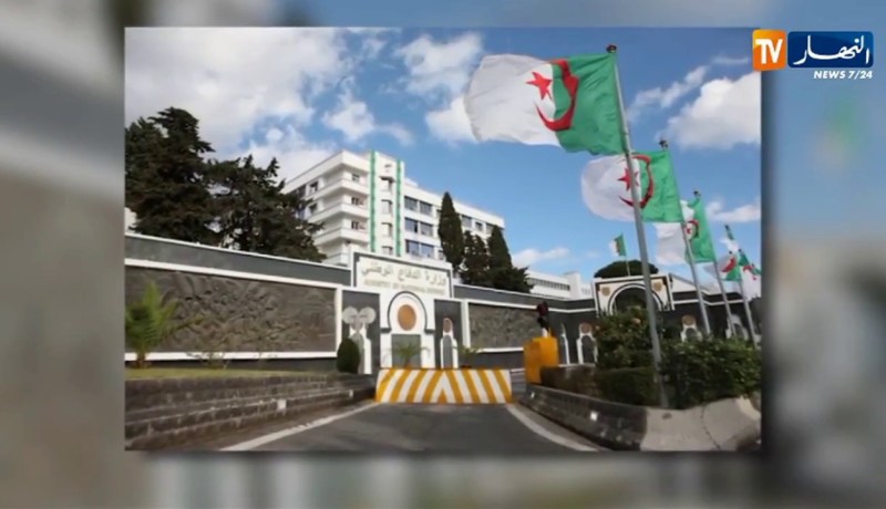 الضباط العمداء والضباط السامون للجيش الوطني الشعبي يتبرعون بشهر من رواتبهم