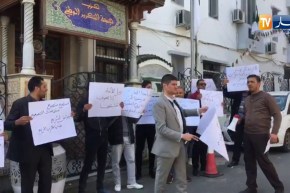 وقفة إحتجاجية لمناضلي الأفلان أمام مقر الحزب رافعين شعار.. “الرحيل الرحيل لماذا هذا التعطيل”