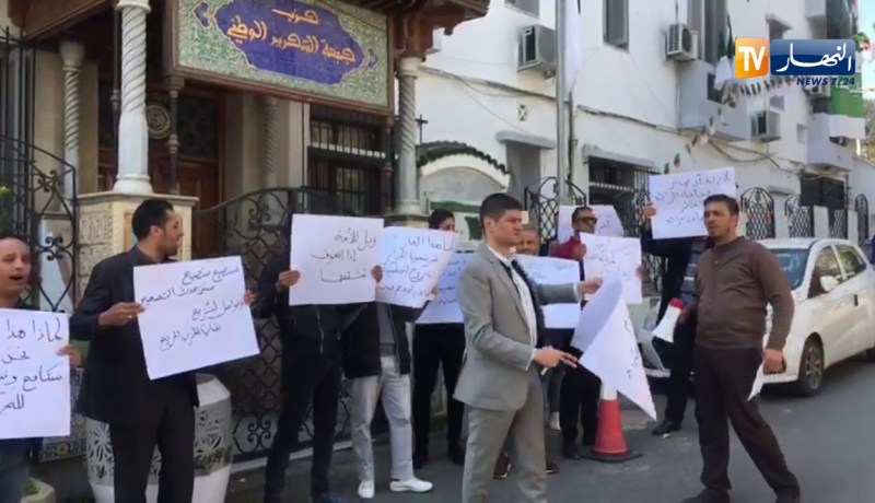 وقفة إحتجاجية لمناضلي الأفلان أمام مقر الحزب رافعين شعار.. “الرحيل الرحيل لماذا هذا التعطيل”