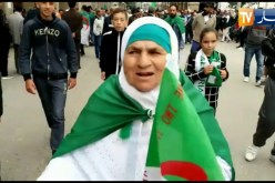 شاهد..مسنّة تغني للجزائر ولم تتمالك نفسها من البكاء بسكيكدة !!