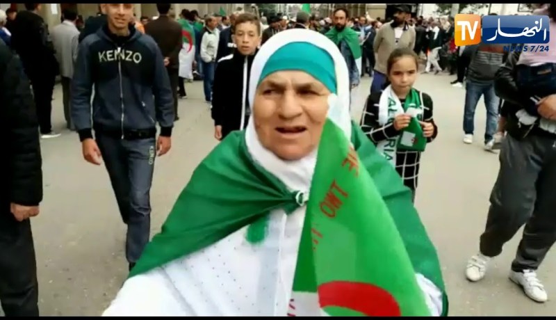 شاهد..مسنّة تغني للجزائر ولم تتمالك نفسها من البكاء بسكيكدة !!