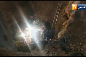 سيدي بلعباس: لحظة إنتشال جثة الشاب الضحية في حادث إنهيار أرضي من طرف عناصر الحماية المدنية