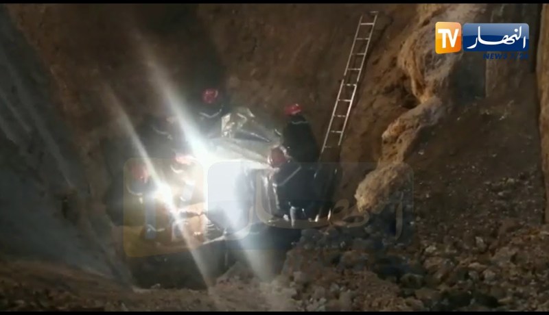 سيدي بلعباس: لحظة إنتشال جثة الشاب الضحية في حادث إنهيار أرضي من طرف عناصر الحماية المدنية