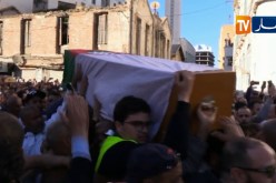 آلاف الجزائريين يشيعون الراحل “عباسي مدني” إلى مثواه الأخير