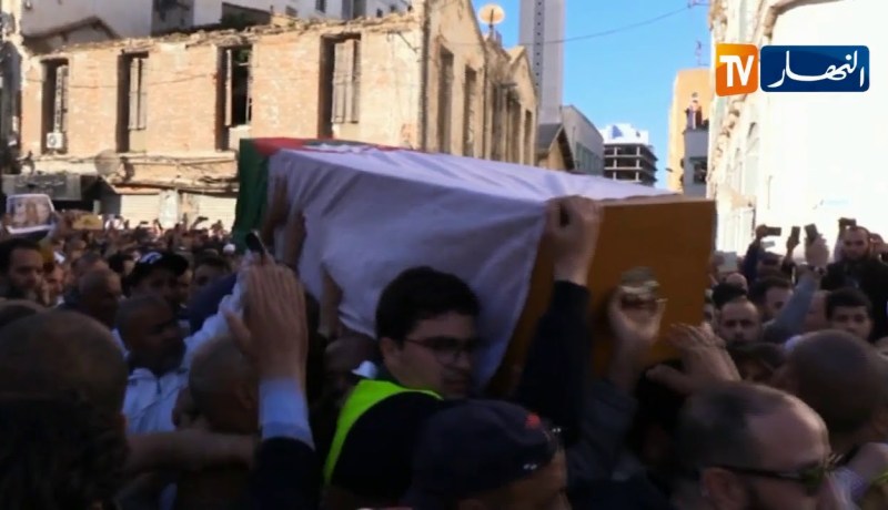 آلاف الجزائريين يشيعون الراحل “عباسي مدني” إلى مثواه الأخير