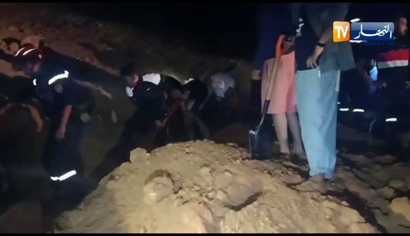 عين تموشنت  :  انهيار صخري بشاطئ عشوائي غير محروس .. و البحث جاري عن شخص مفقود