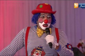 الممثل مراد خان يقدم تمثيلية للأطفال رفقة المهرج ويصنع الفرجة