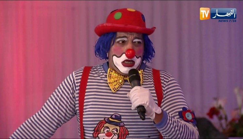 الممثل مراد خان يقدم تمثيلية للأطفال رفقة المهرج ويصنع الفرجة