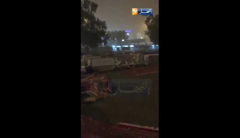 مكة المكرمة – عاصفة قوية تقتلع بعض مخيمات عرفة