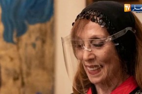 الرئيس الفرنسي “ماكرون” يزور المطربة “فيروز” ويقلدها أعلى وسام فرنسي