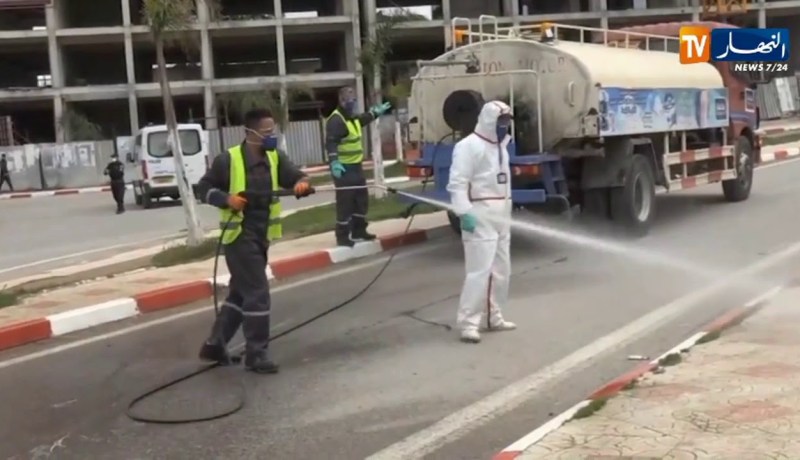 البليدة/ عمال النظافة يجندون أنفسهم لتعقيم كافة الشوارع والأحياء
