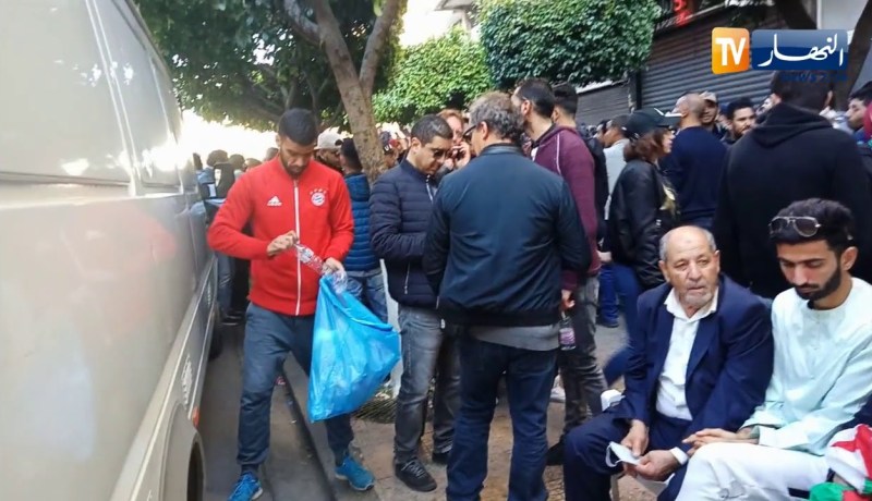 تظامن كبير بين الشباب لتنظيف الشوارع أثناء المسيرات السلمية