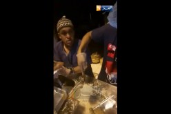شاهد كيفية توزيع وجبة العشاء على الحجاج الجزائريين.. من غرفة الحراسة للمخيم.. والأكل على الرصيف