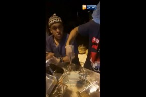 شاهد كيفية توزيع وجبة العشاء على الحجاج الجزائريين.. من غرفة الحراسة للمخيم.. والأكل على الرصيف