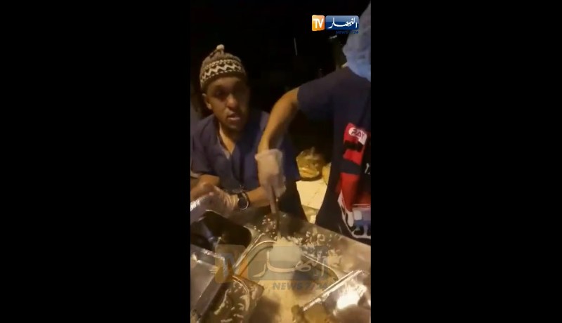 شاهد كيفية توزيع وجبة العشاء على الحجاج الجزائريين.. من غرفة الحراسة للمخيم.. والأكل على الرصيف