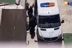 شاهد..لحظة وصول علي حداد إلى محكمة بئر مراد رايس ونزوله من سيارة الشرطة