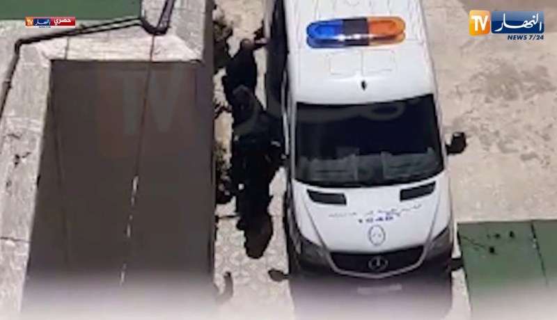 شاهد..لحظة وصول علي حداد إلى محكمة بئر مراد رايس ونزوله من سيارة الشرطة