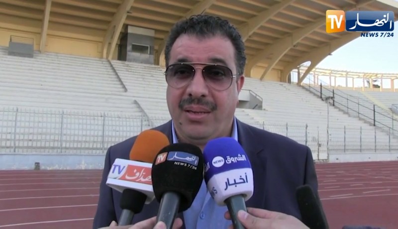 والي وهران يقوم بزيارة تشجيعية لتشكيلة الحمراوة قبل مواجهة الكأس أمام السياسي