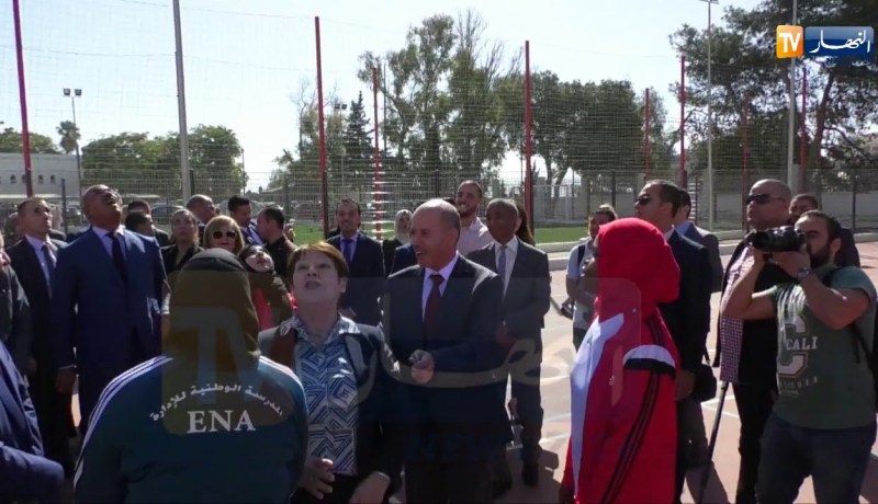 شاهد..بن غبريت تلعب بالكرة بكل عفوية !!