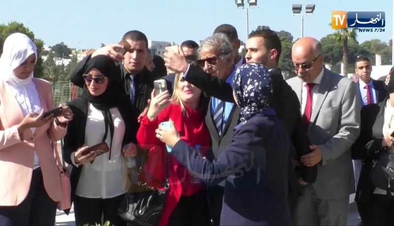 لهبيري يأخذ “سيلفي” مع طلبة المدرسة  الوطنية للإدارة