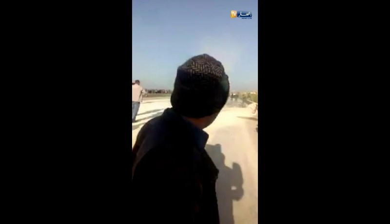 إنقلاب شاحنة محملة بالرمال في الطريق السيار بالبويرة