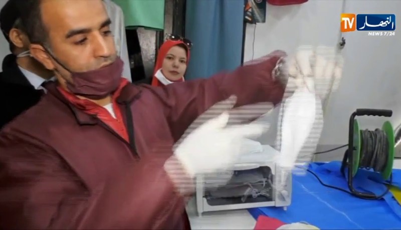تبسة/ مؤسسة مصغرة تبادر بصناعة الكمامات والألبسة الوقائية وتوزيعها مجانا