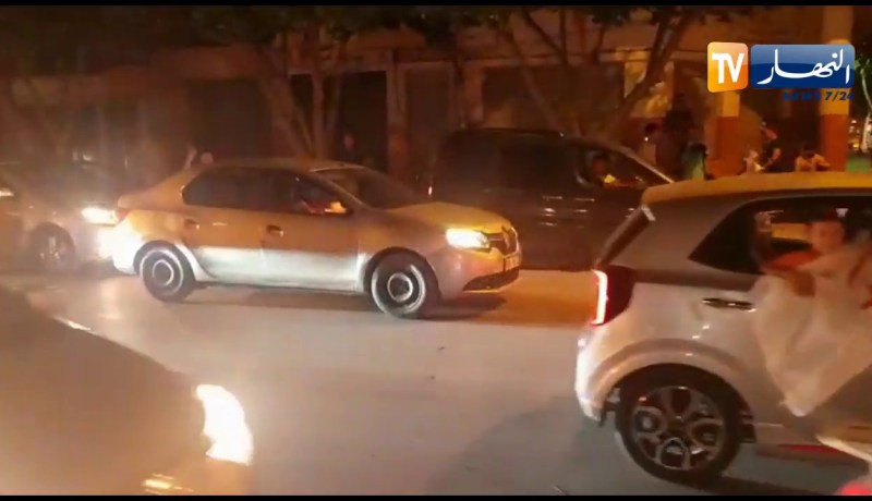 الشلف: أنصار المنتخب الوطني يعبرون عن فرحتهم بعد التأهل إلى الربع النهائي